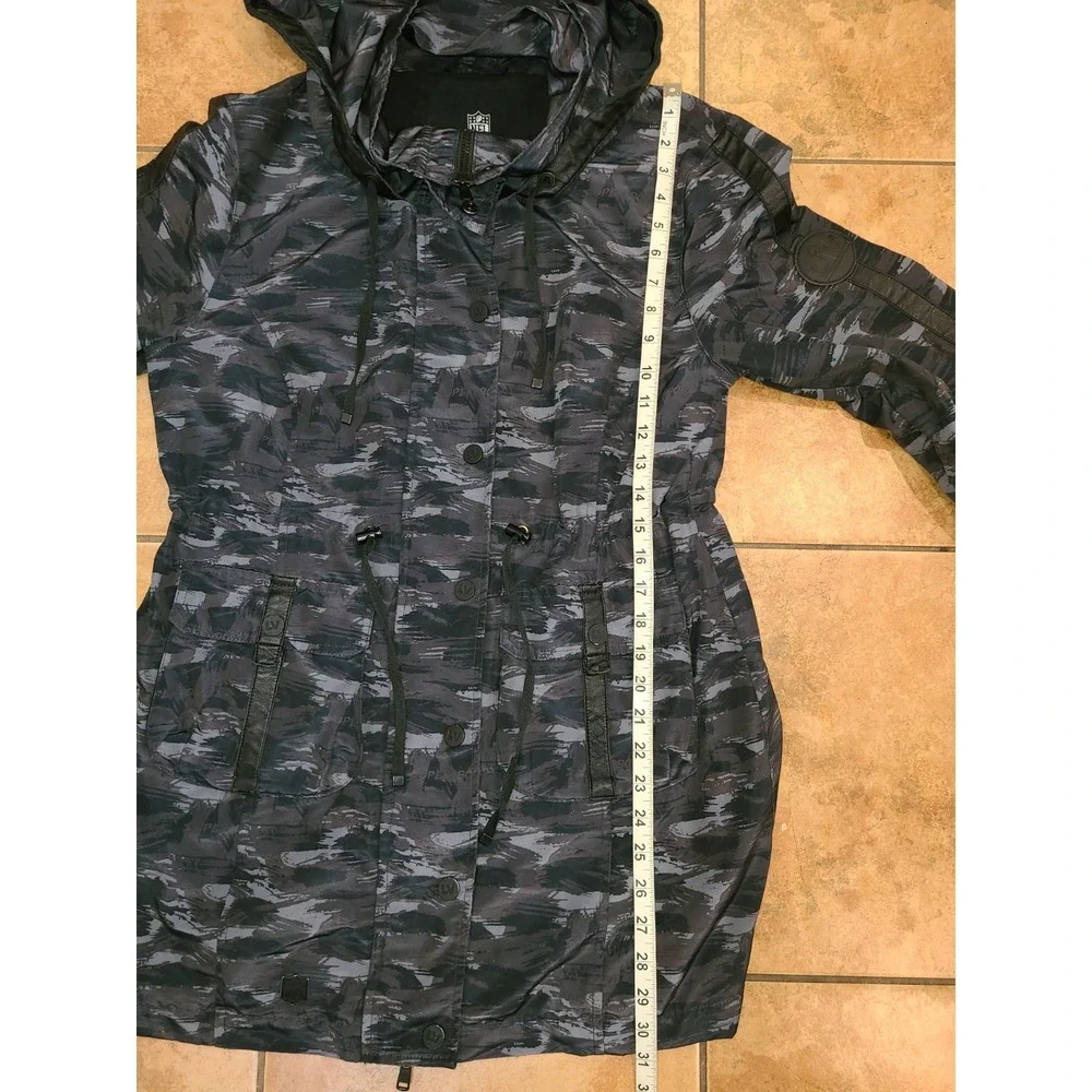 Super‎ Bowl LV NFL '21 Woman's Black Windbreaker Camouflage Jacket Size M Thumb